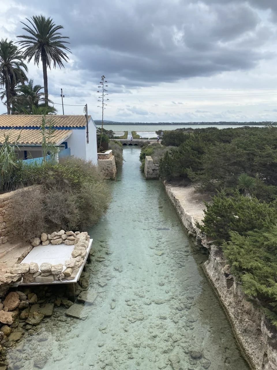 Klarer Kanal auf Formentera, der zum Horizont führt: mit Astrokartographie den richtigen Ort zum Auswandern finden